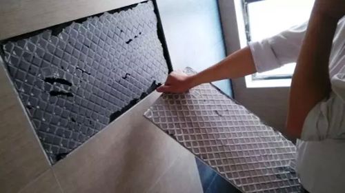 劣質(zhì)的防水材料導(dǎo)致墻磚脫落