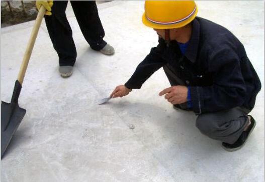  鏟除灰渣、油污等附著物